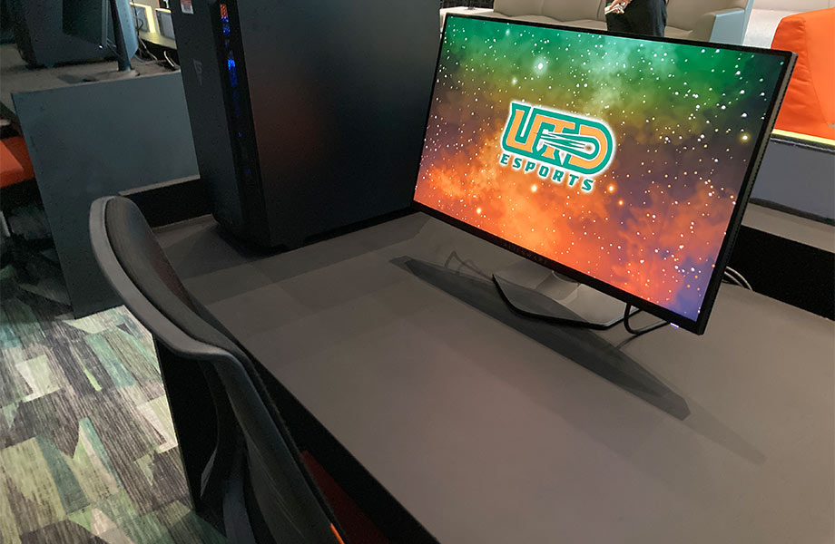 Desk Full Computer 920x600