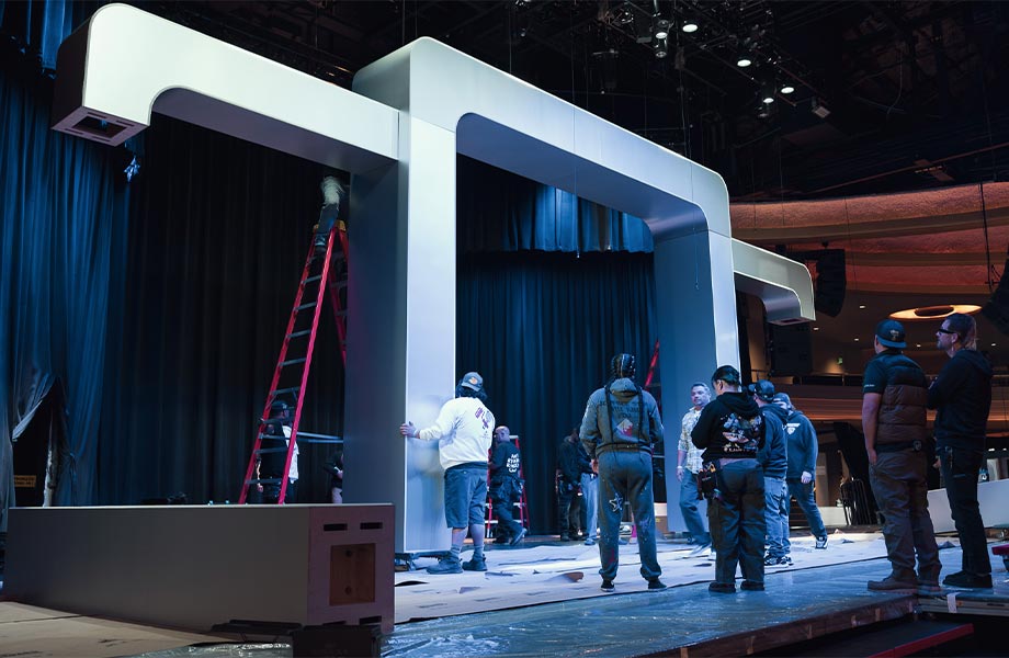 Equipo ensamblando el escenario de los Premios TikTok