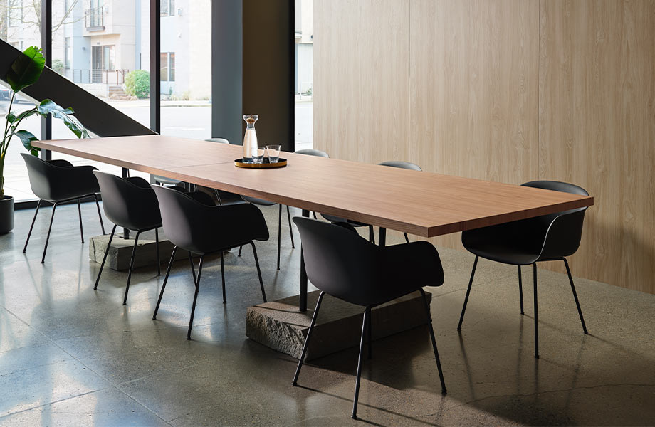 Una mesa de juntas con madera clara