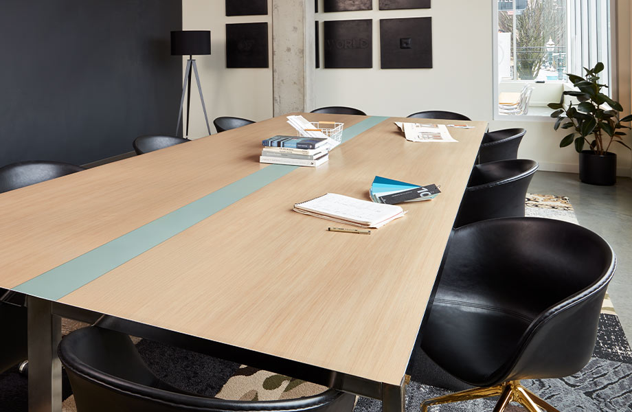 Una mesa para sala de juntas con estilo y sillas negras
