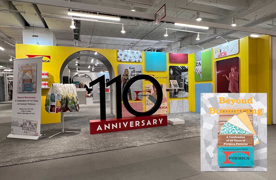 Un gran cartel de piso 3D en negro y rojo del “110 Aniversario” rodeado de anuncios históricos de la Marca Formica y colores dentro de un espacio de exhibición con una imagen en la esquina del libro “Beyond Boomerang”