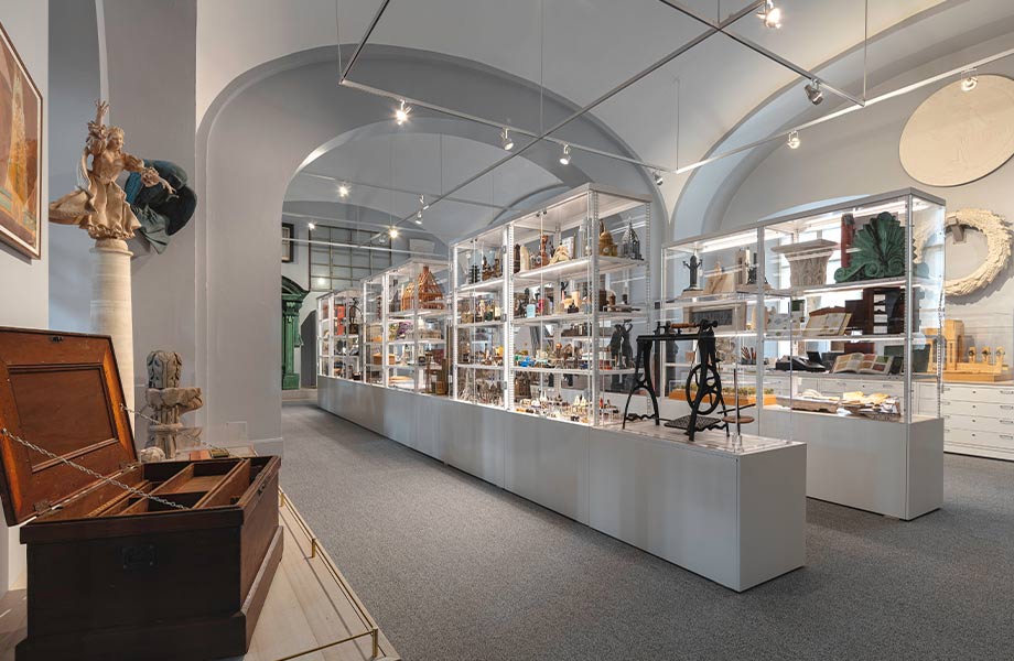 Exhibición en el National Building Museum, presentando estantes de materiales de construcción incluyendo productos Marca Formica.