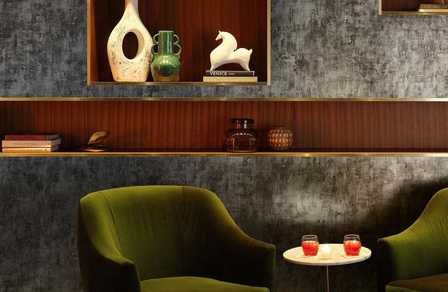 Elegante sala de estar con sillas verdes, jarrones y libros contra la pared de Laminado Metálico Homapal Metallic Black