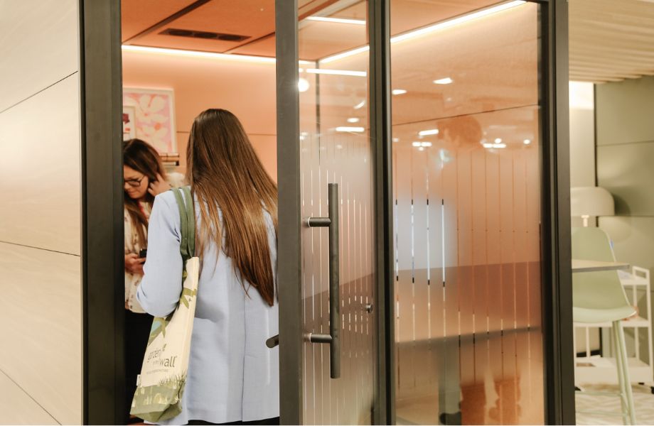 SnapCab Extérieur de l'espace de travail avec gens