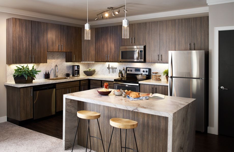 Ilot de cuisine de couleur Perle de Mer et armoires de cuisine de couleur Fibre de Bois de Noyer