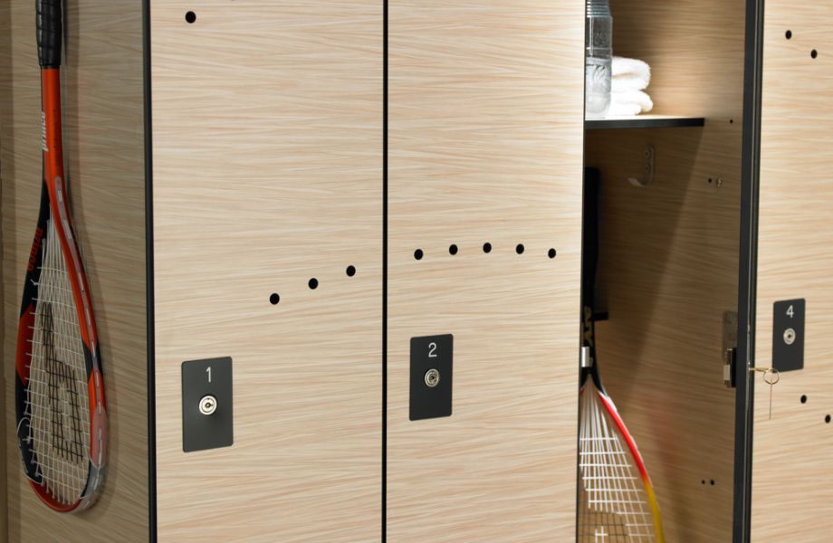 Casiers grains de bois dans un gym