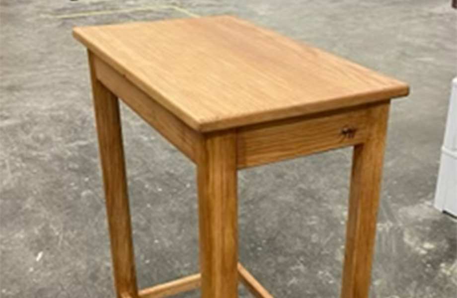Table d’appoint robuste fabriquée à partir de matériaux récupérés